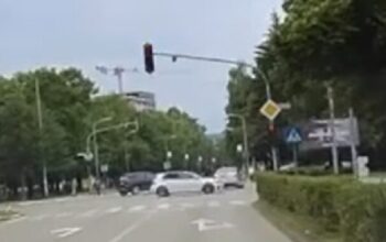 Autom kroz crveno svjetlo u blizini škole