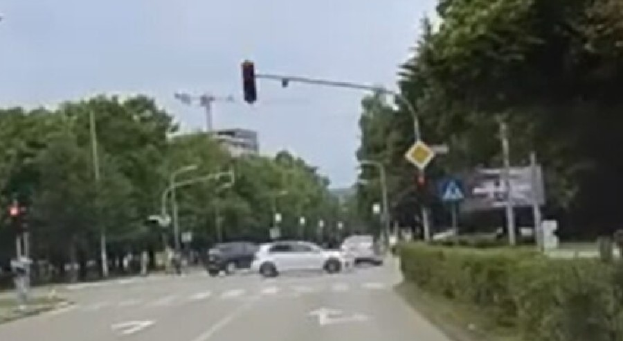Opasna vožnja u Banjaluci! Tragedija izbjegnuta za dlaku: Autom kroz crveno svjetlo u blizini škole