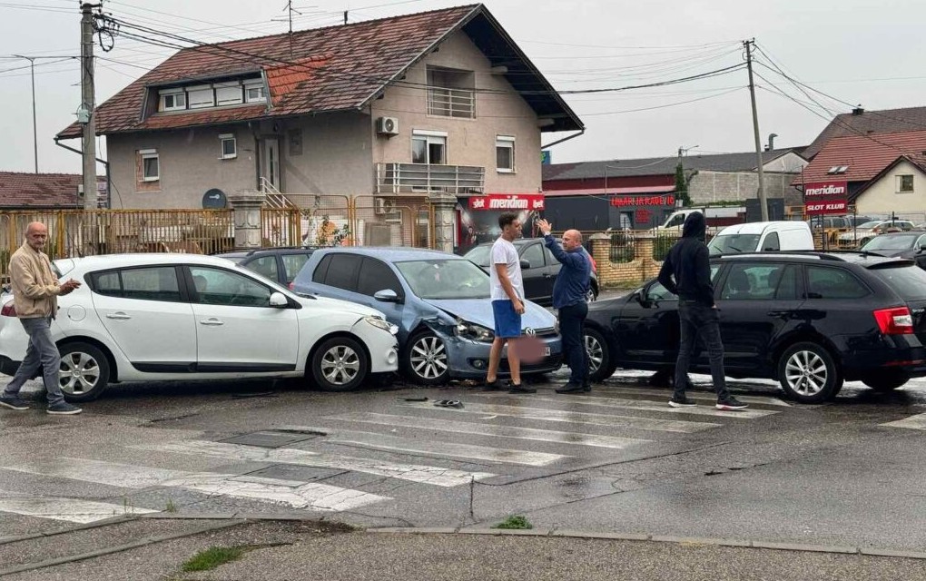 Sudar tri automobila na raskrsnici u Trnu