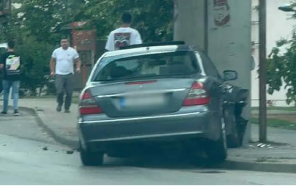 Saobraćajna nezgoda u Banjaluci: Automobil se zakucao u stub nadvožnjaka