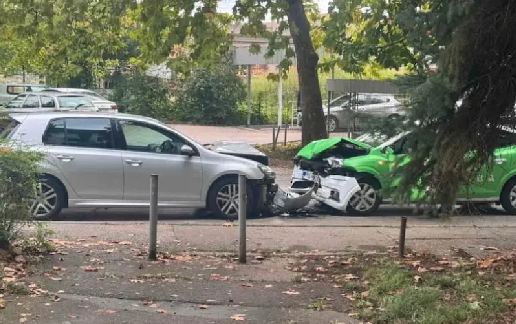 Udes na Starčevici: Sudarili se taksi i “Golf”, veća šteta na autima