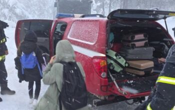 Dva autobusa puna đaka ostala zavijana u snijegu