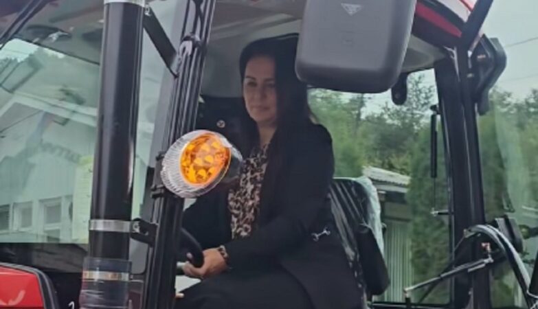 Snežana Ružičić vozi traktor