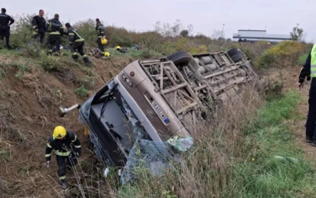 Drama nakon udesa u Srbiji: Autobus završio u jarku, u bolnicu pristižu povrijeđeni