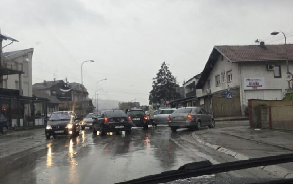 Karambol na Laušu: U udesu učestvovalo nekoliko automobila