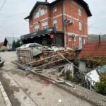 Vozilom uletio u dvorište!