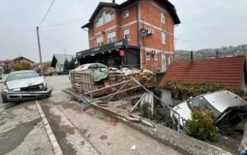 Vozilom uletio u dvorište!