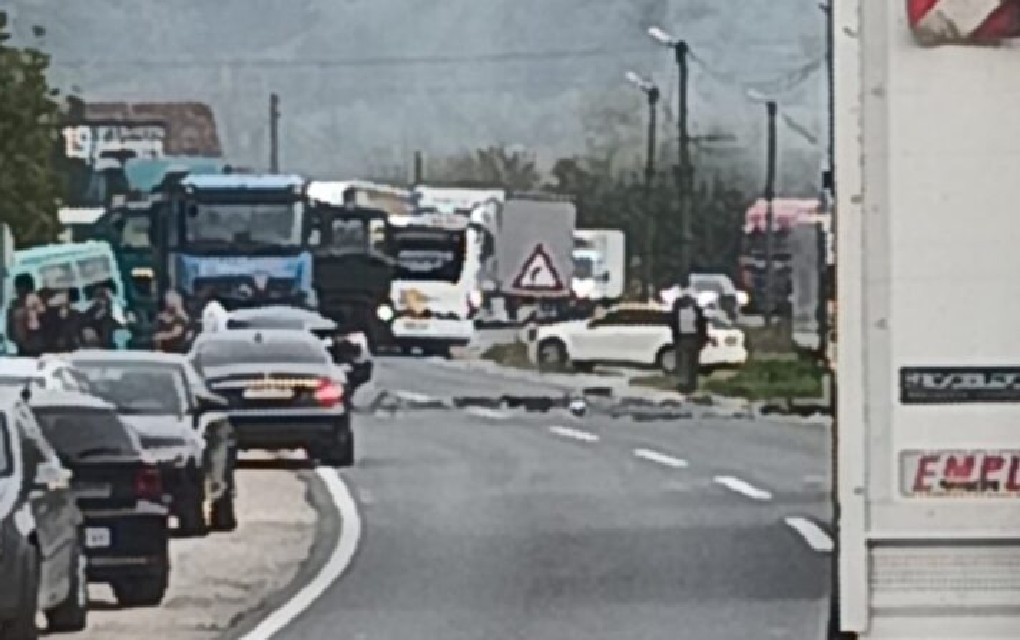 Sudarili se automobil i kamion: Saobraćaj potpuno obustavljen, ima povrijeđenih
