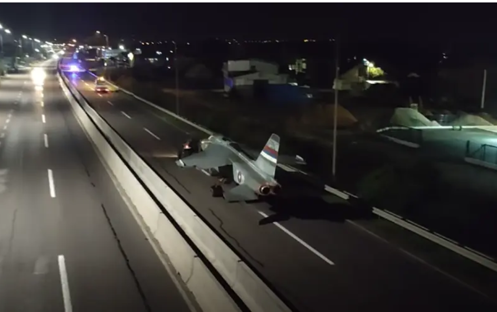 Borbeni avion drumom stigao iz Laktaša u Banjaluku