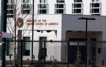Ambasada Amerike u BiH prekida redovan rad