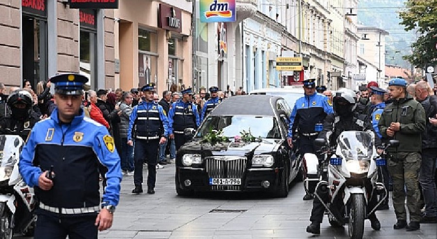 Završen vjerski obred, ispraćaj Halidu Bešliću krenuo prema groblju
