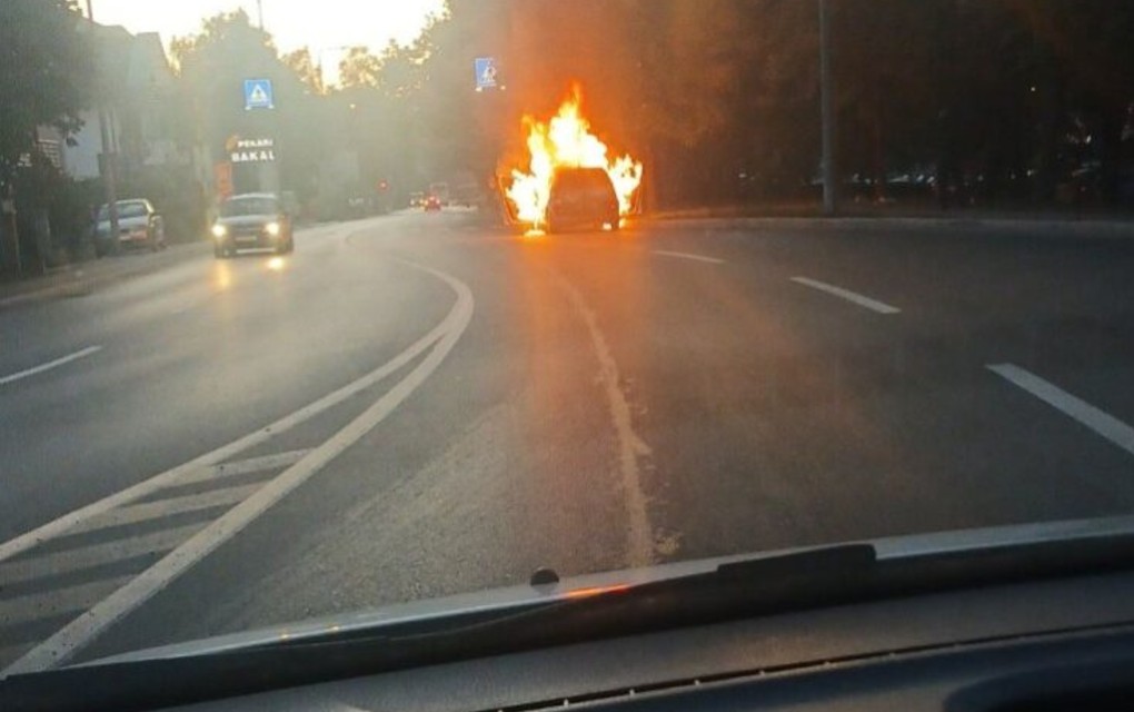 U Banjaluci jutros u potpunosti izgorio automobil