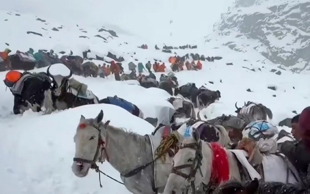 Katastrofa na Mont Everestu: Poginuo planinar, 137 spasenih iz mećave, stotine nestalih