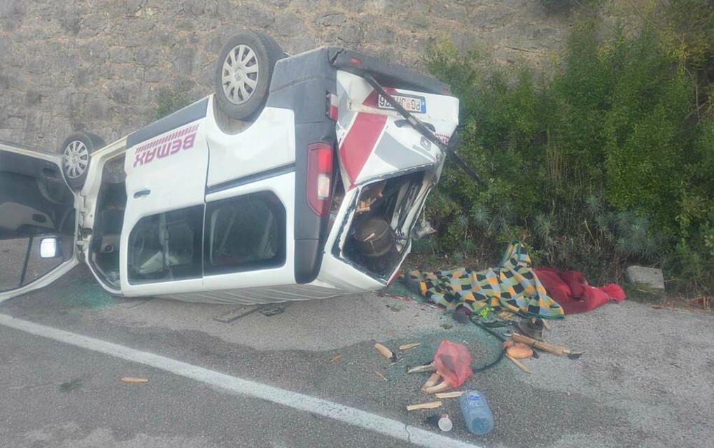 Prevrnuo se kombi na putu Bogetići-Glava Zete: Jedna osoba stradala, šest povrijeđenih