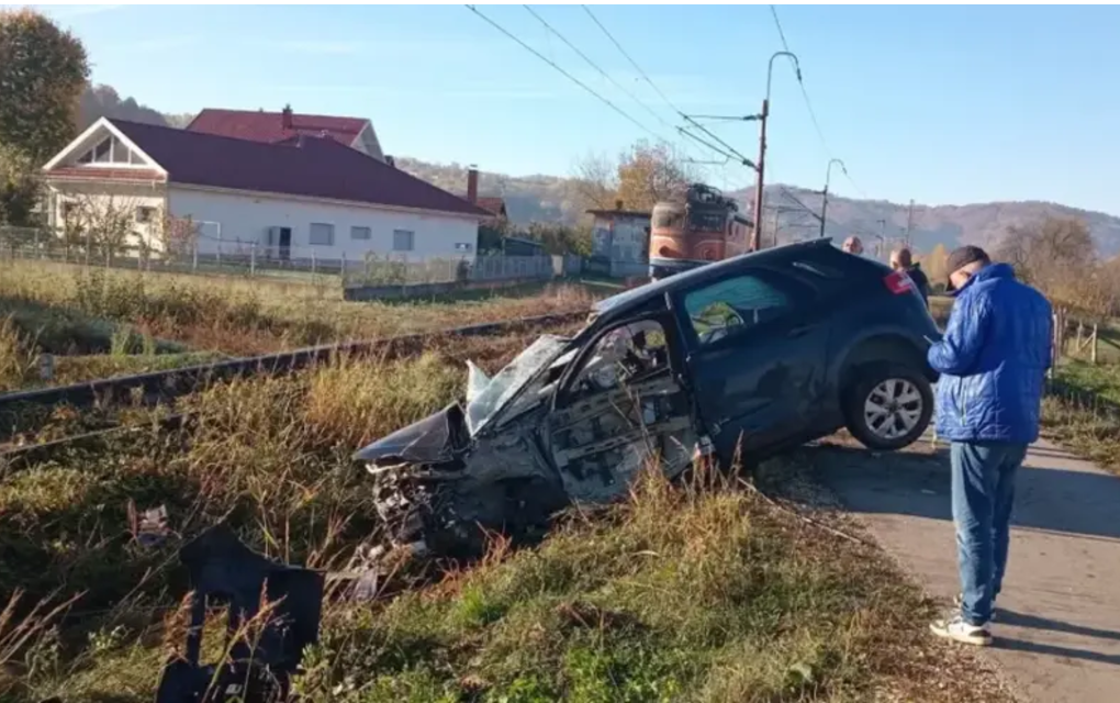 Automobil podletio pod voz kod Modriče