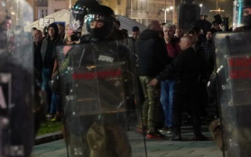 Oglasio se MUP o incidentu ispred Skupštine Srbije: Zapaljen šator sa ljudima unutra, ima povrijeđenih policajaca