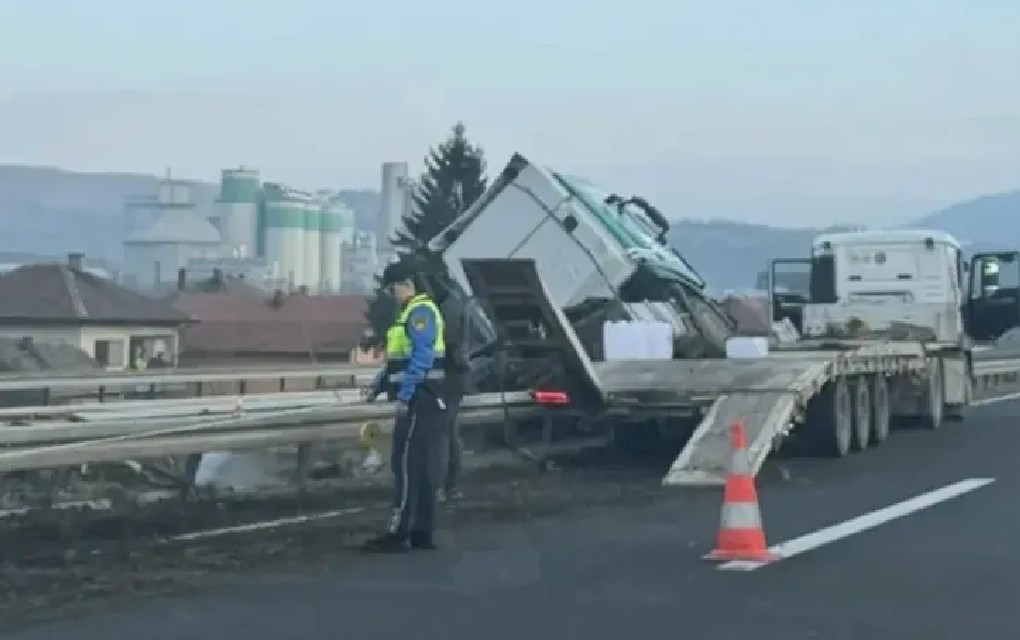 Haos na autoputu u BiH: Kamion pao s prikolice na drugo vozilo