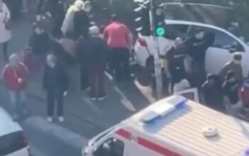 automobilom uletio među pješake