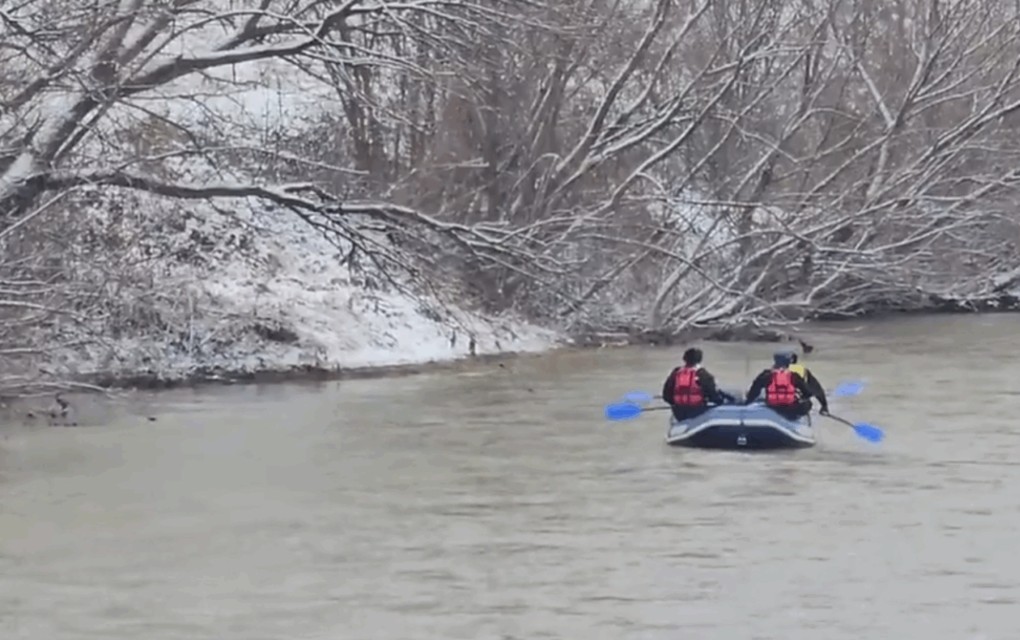 Auto sletio u jezero kod Čačka, traje potraga za dvije osobe