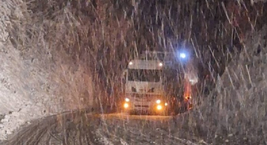 Zavejani putevi u Srpskoj: Kamioni stoje u mjestu, ide se mic po mic