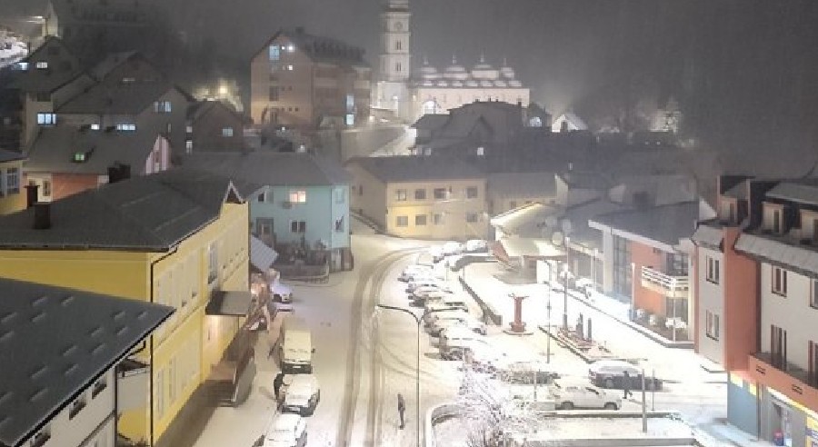 Snijeg zabijelio u Čajniču i Foči
