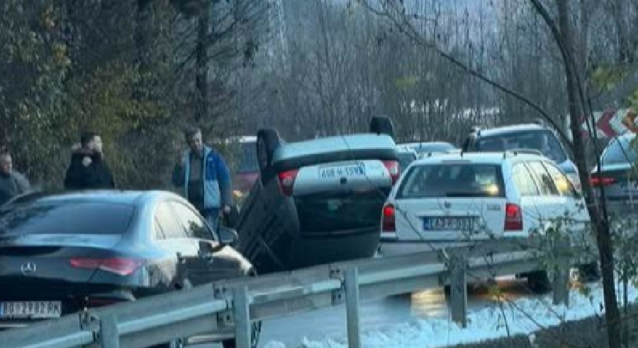 Stvorile se velike gužve! Teška nesreća kod Jablanice: Automobil završio na krovu