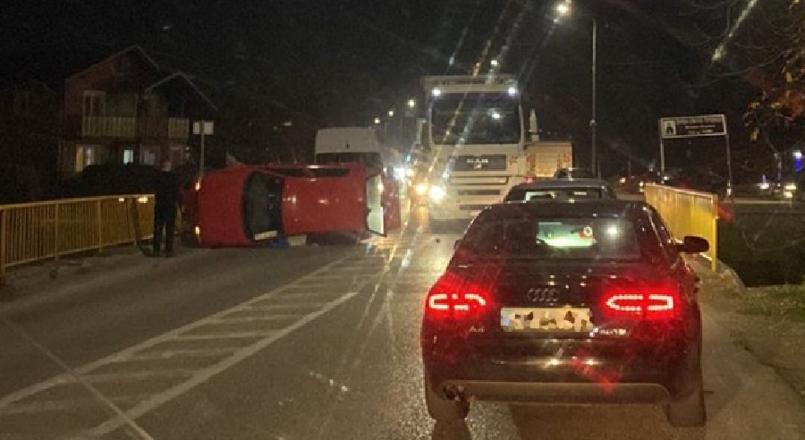 Saobraćajna nezgoda u Klašnicama: Auto na krovu