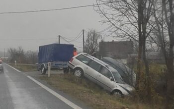 Dva automobila u kanalu