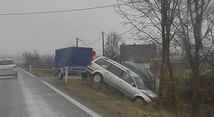 Udes kod Prijedora: Dva automobila u kanalu