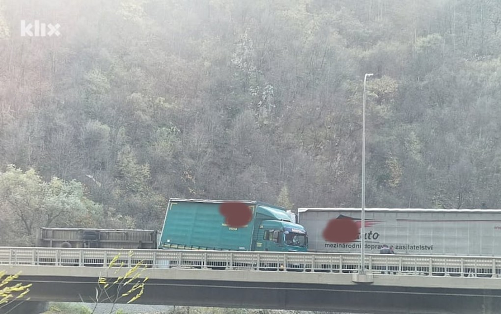 Vjetar prevrnuo prikolicu kamiona u mjestu Vranduk kod Zenice, u toku totalna obustava saobraćaja
