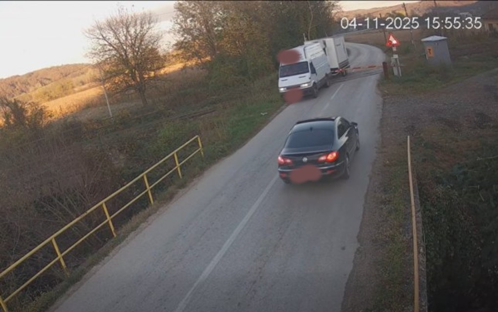 Vozač ignorisao rampu: Opasan prelazak na prelazu Koprivna u Modriči