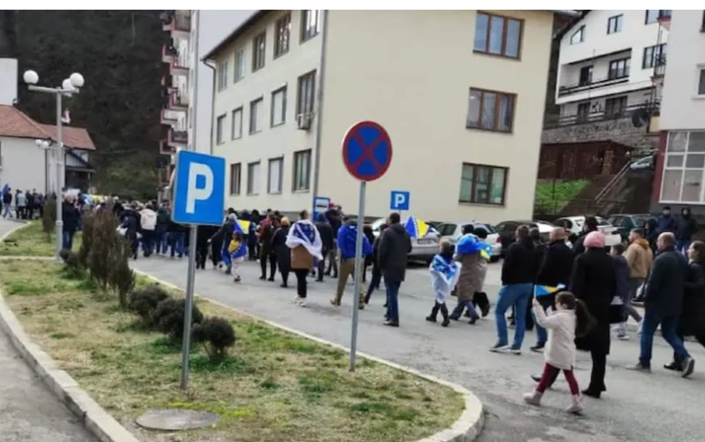 Sramotno: Ratne zastave tzv. Armije BiH u defileu kroz Srebrenicu povodom „praznika“