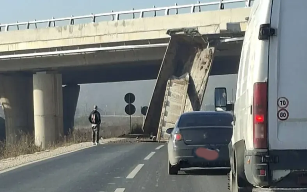 Kipom kamiona udario u nadvožnjak auto-puta u BiH