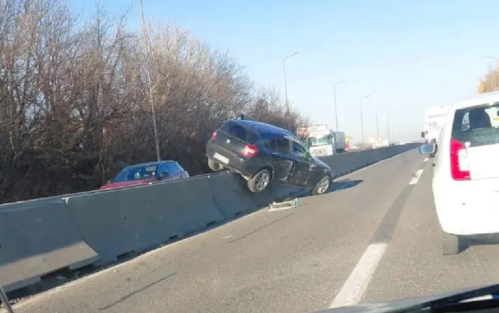 Nesreća kod Prijedorske petlje: Automobil završio na betonskoj ogradi
