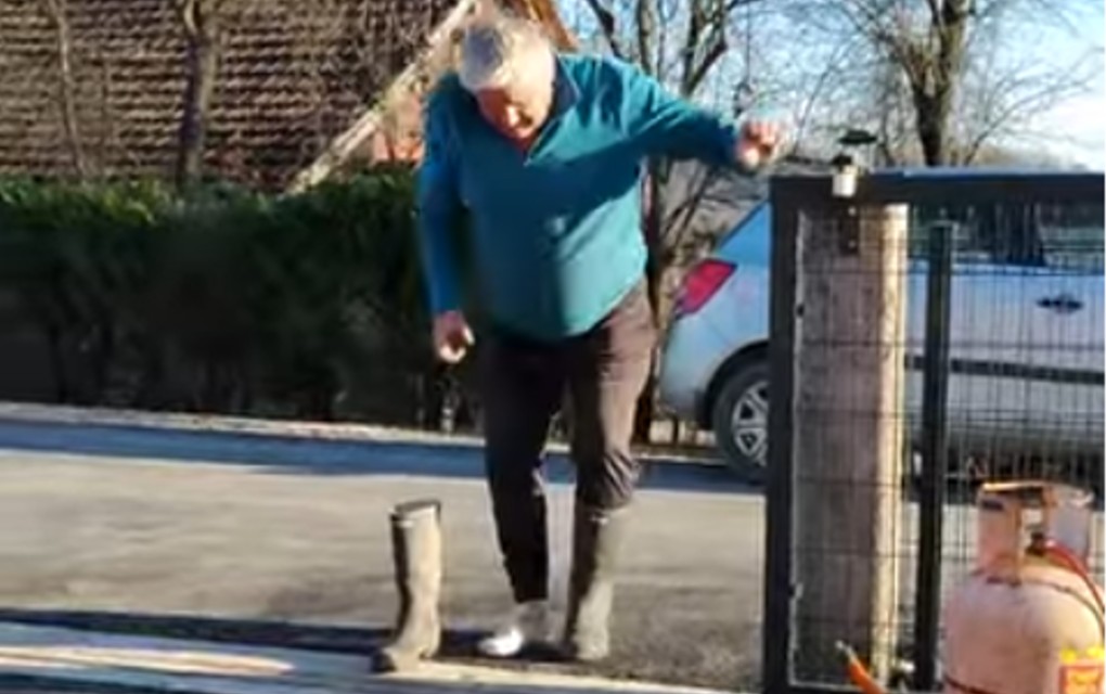 Šala mještanina Branešaca kod Čelinca hit na internetu: Izuo čizme kako bi zakoračio na novi asfalt