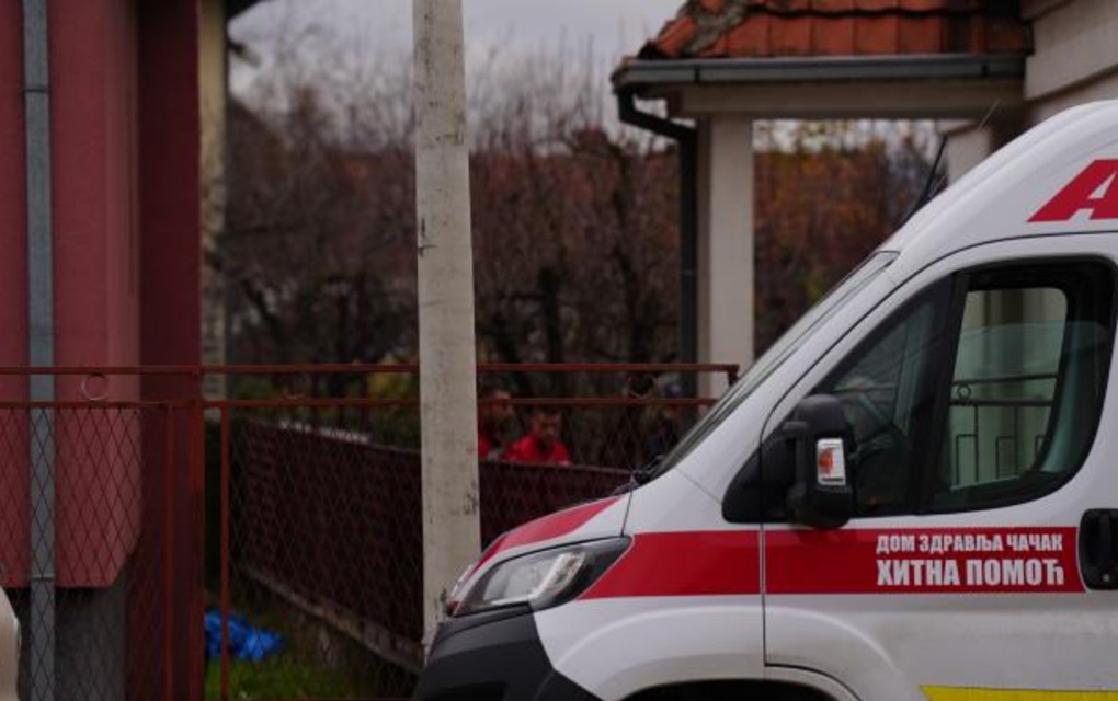 TROSTRUKO UBISTVO U PORODIČNOJ KUĆI U ČAČKU: Policija obezbeđuje mesto zločina