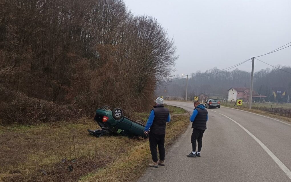 Automobil na putu Banjaluka – Bronzani Majdan završio u kanalu