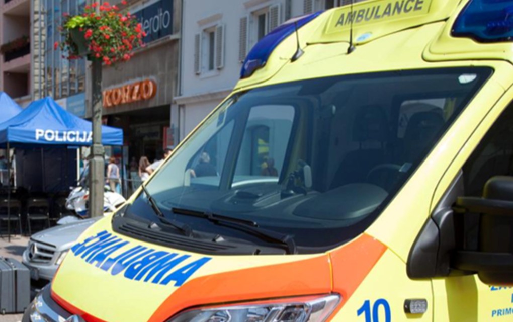 Rijeka: Žena umrla na stubištu, muškarac u stanu imao povrede vrata