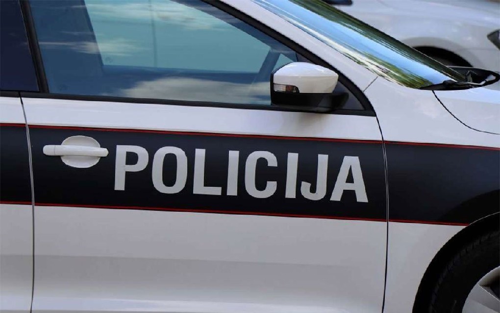 Tragedija kod Živinica: Jureći sa bolesnikom u bolnicu sletio s puta, poginuo saputnik