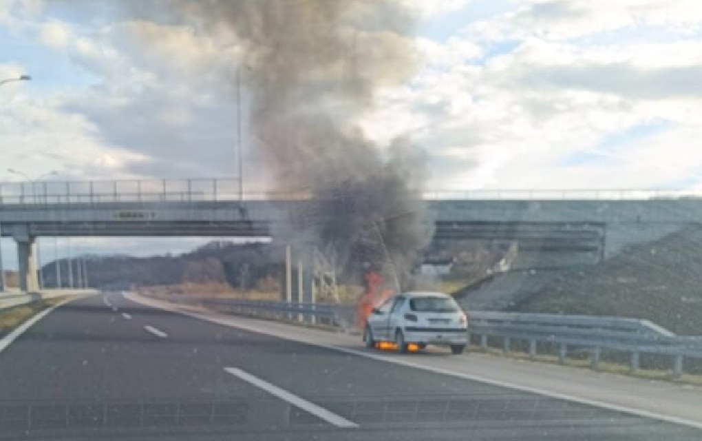 Zapalio se “pežo”: Gori automobil na auto-putu 9. januar