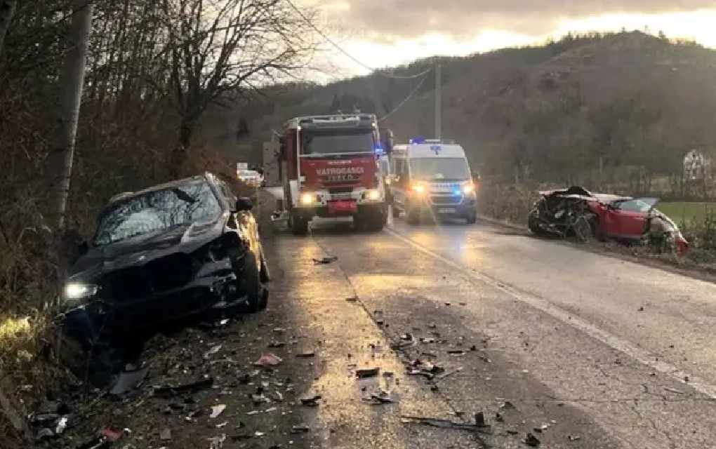 Težak udes kod Prijedora: Direktan sudar dva auta, ima povrijeđenih