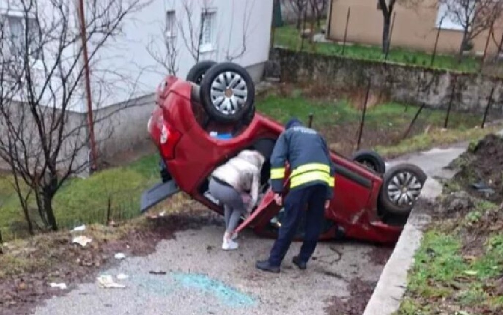 Zaspala za volanom: Djevojke autom sletjele u dvorište kuće