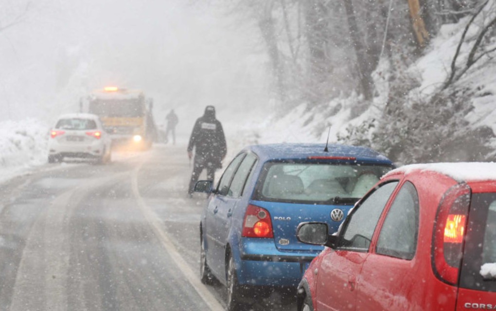 Otežan saobraćaj na svim dionicama, visina snijega do 50 centimetara