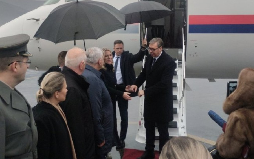 Avion sletio na aerodrom: Predsjednik Srbije stigao u Mostar, dočekala ga Cvijanovićeva
