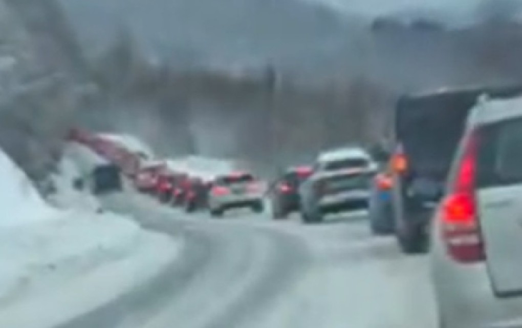 Haos na putu Bjelašnica-Sarajevo: Vozači satima zaglavljeni u snijegu