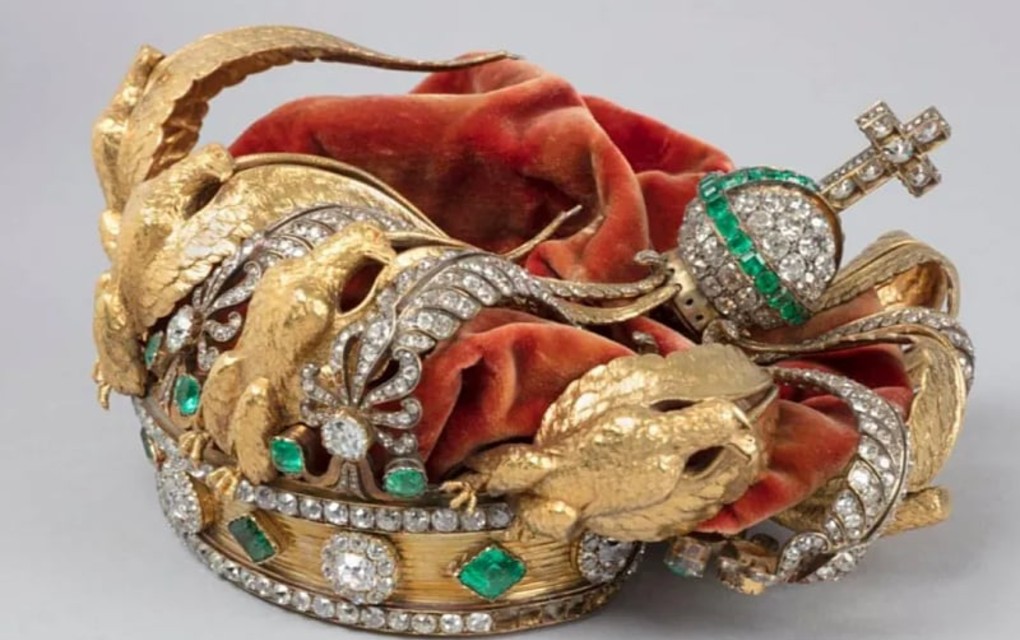 Muzej Louvre objavio prve fotografije oštećene krune koja je ispala pljačkašima nakon provale