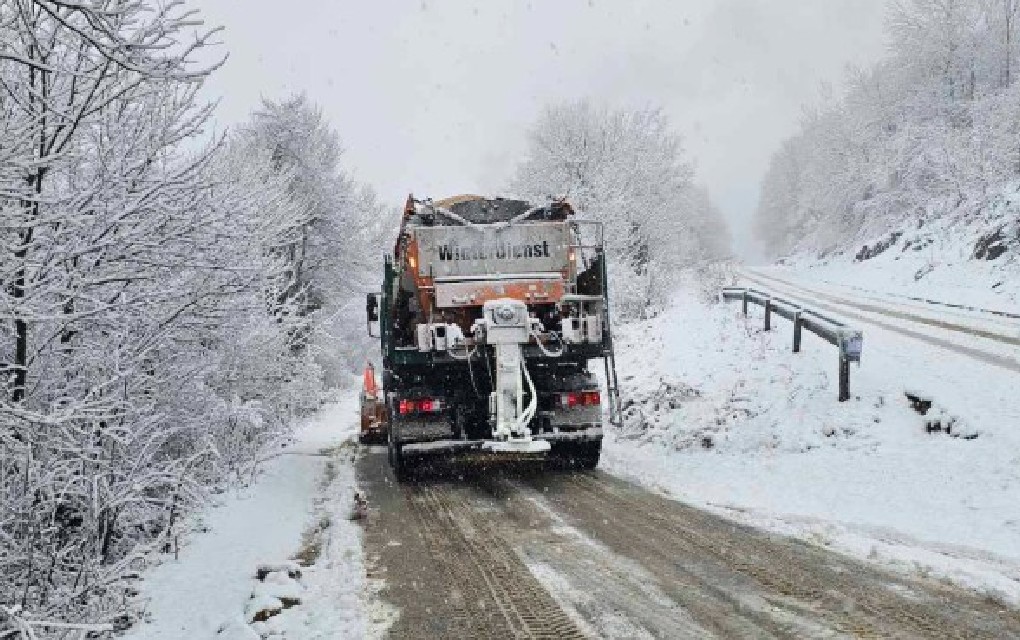 Ekipe zimske službe na terenu: Počelo čišćenje snijega na više lokacija u Banjaluci