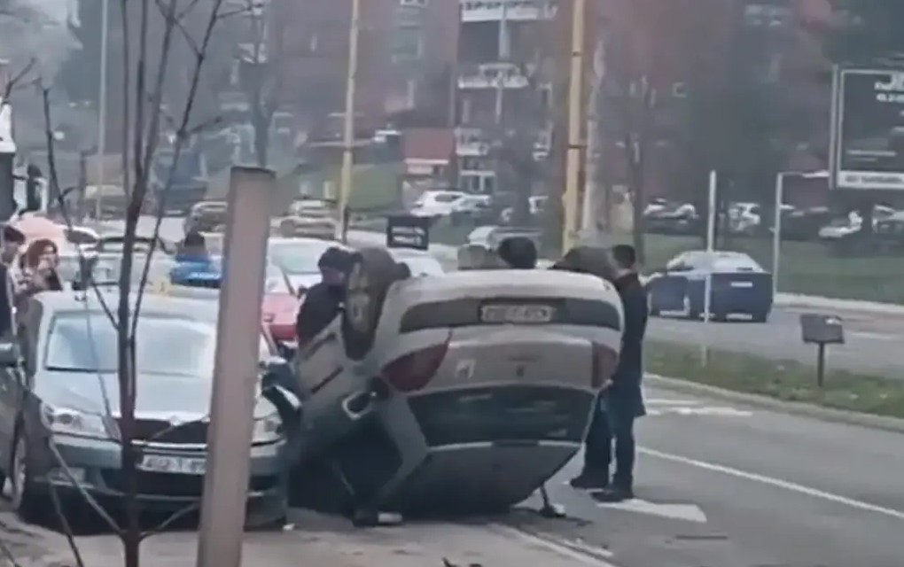 Udes u BiH: Automobil završio na krovu, ima povrijeđenih
