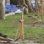 polomljeno dječije igralište