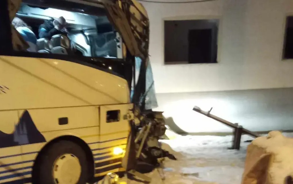 Devet osoba zatražilo pomoć nakon sudara autobusa i kamiona